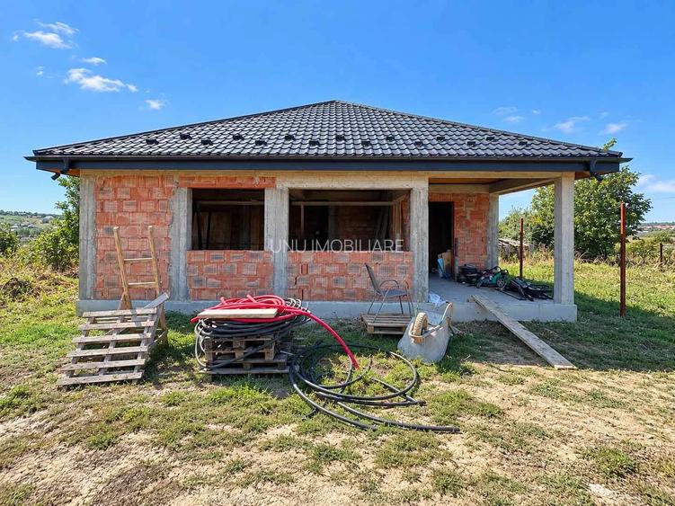 CASĂ NOUĂ LA ROȘU CERCU – BÂRNOVA, 4 CAMERE , UTILI 92,45 MP, 475 MP TEREN, 75.000 € TVA INCLUS, COMISION 0% - 2