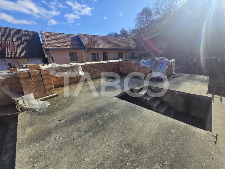 Teren de vanzare 436mp intravilan fundatie si proiect casa Rasinari