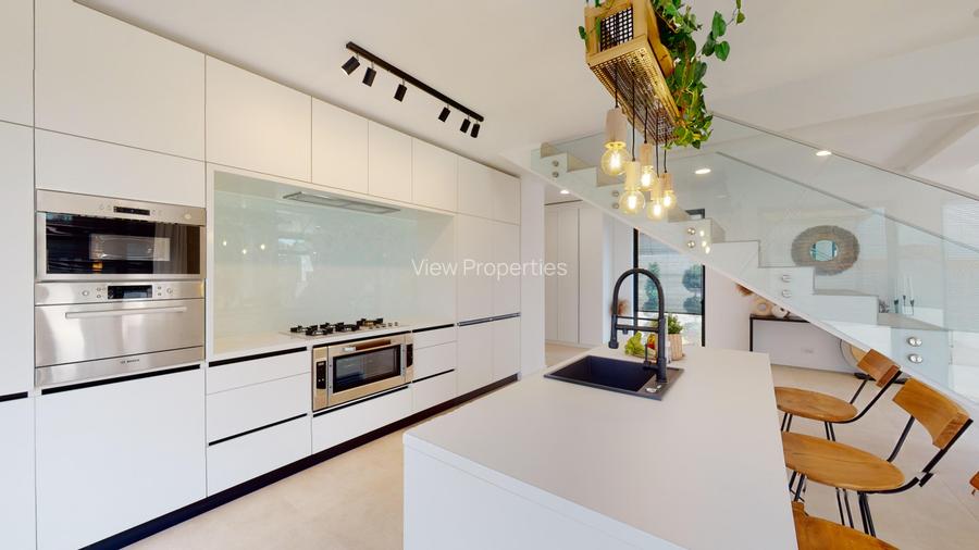 Vilă Modernă cu Atmosferă Caldă și Finisaje High-End, aproape de București - 3