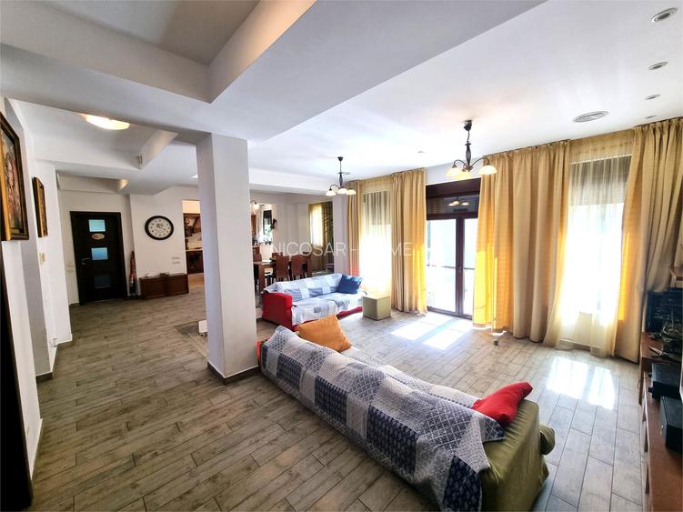 Chitila langa Lacul cu Nuferi si Padure - 4