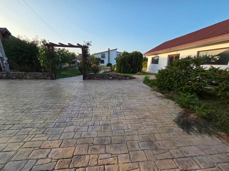 Casă cu 5 camere și garaj, teren 1400 mp