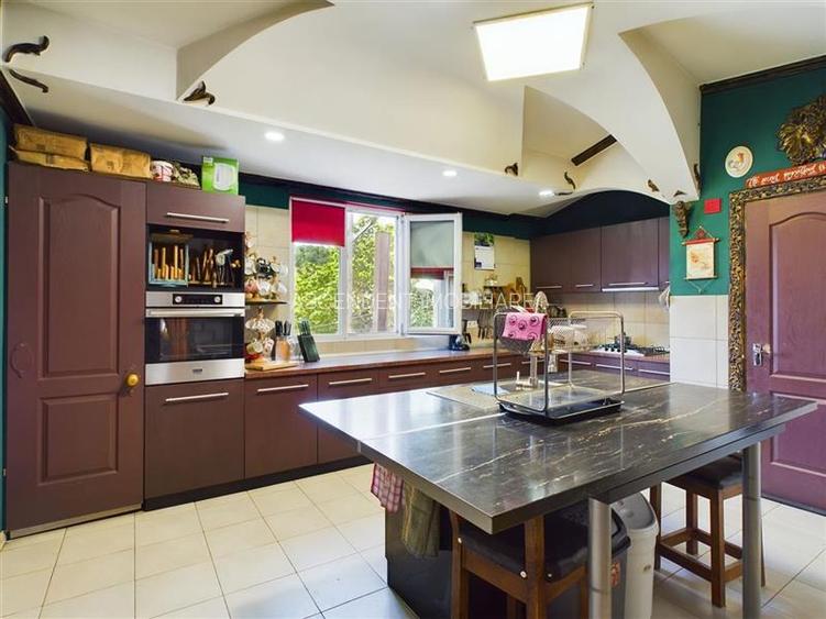 Resedinta impresionanta, vedere panoramica, Centru Istoric --  Drumul Poienii, B - 24