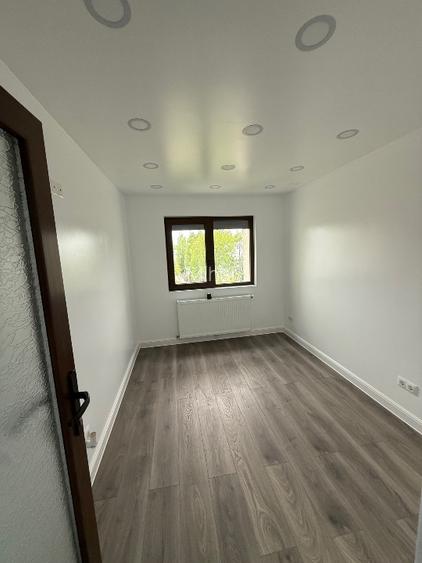 Apartament 3 camere semidecomandat de vânzare în Micro 40 stradal  - 11