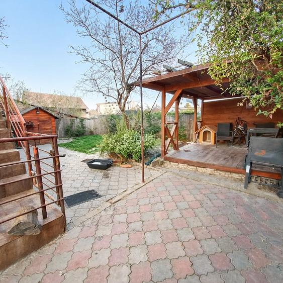 Proprietar vând casă P+1E+M, cu 8 camere în Ghiroda - 2