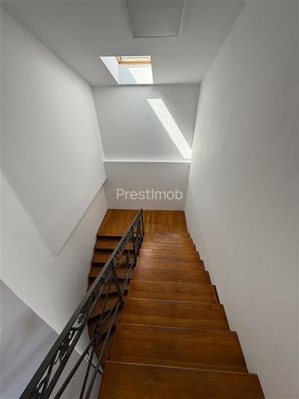 De inchiriat spatiu birouri, 10 birouri , 4 bai, garaj, 4 bai si teren 10 arii,S - 5