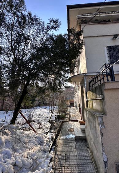 Decomandat,în vila interbelică,parcare.etajul 1. - 6