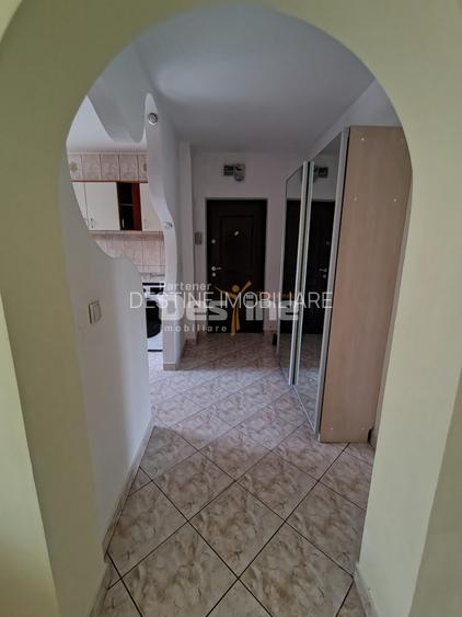 Apartament de vânzare, zona PODU ROȘ, 3 camere, semidecomandat, etaj 1 - 8
