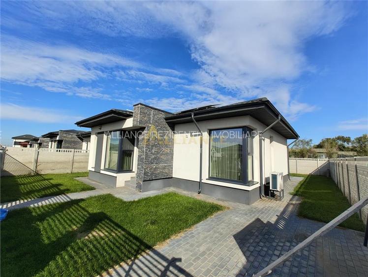 Casa moderna parter - 3 camere, 2 bai, pompa de caldura, panouri solare - 3