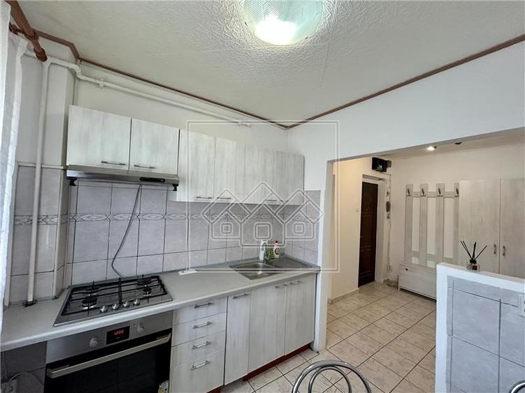 Apartament 2 camere, decomandat, la cheie, zona buna
