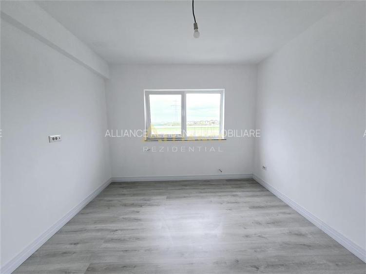 Rate la dezvoltator- 4 camere - 3 bai - apa curenta - 3