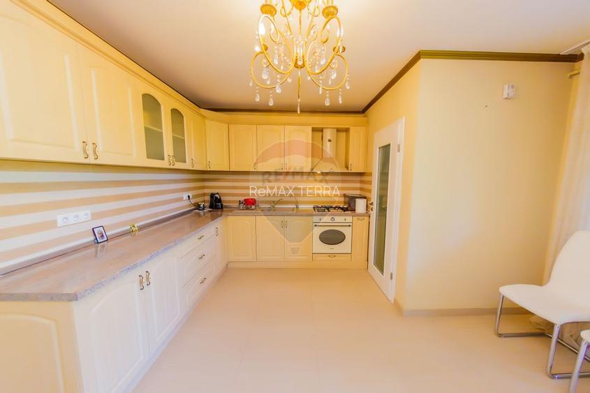 Casă cu 7 camere, 10 ari de vânzare la drumul principal cu 2 intrari - 15