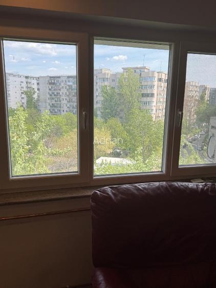 Proprietar, vând apartament decomandat cu 3 camere, având o suprafață de 84 mp,  - 12