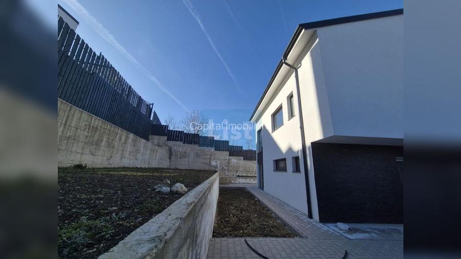 Case cu arhitectura nordica, panouri fotovoltaice, central Dezmir - 3