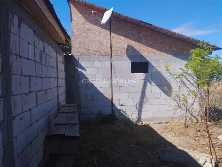 Casa 4 camere, teren 2100 mp, deschidere 18 m, Unirea - 4