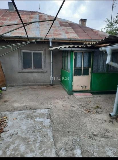Casă  de va zare ,construita din cărămidă  co.pusa di 4 camere - 4