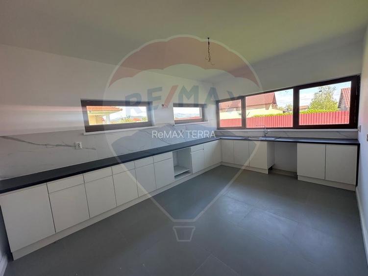 Casă cu 4 camere de vânzare - 4