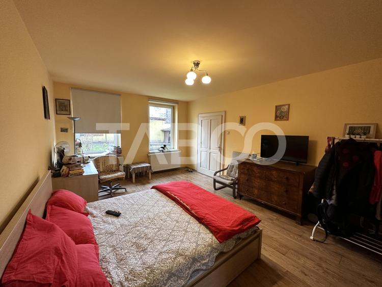 Casa 2 corpuri P+M si P+1 spatiu comercial 70 mpu la strada 2 garaje
