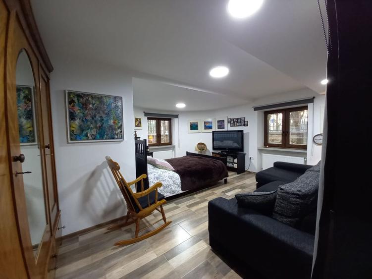 Apartament central la demisol înalt