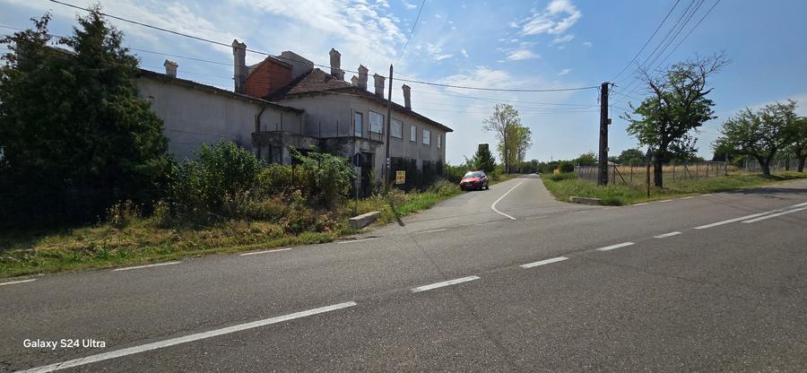 1 hectar de teren intravilan cu constructii la strada in Cucorani