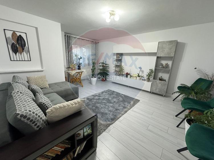 Apartament  cu 3 camere de vanzare 1 Mai - 2
