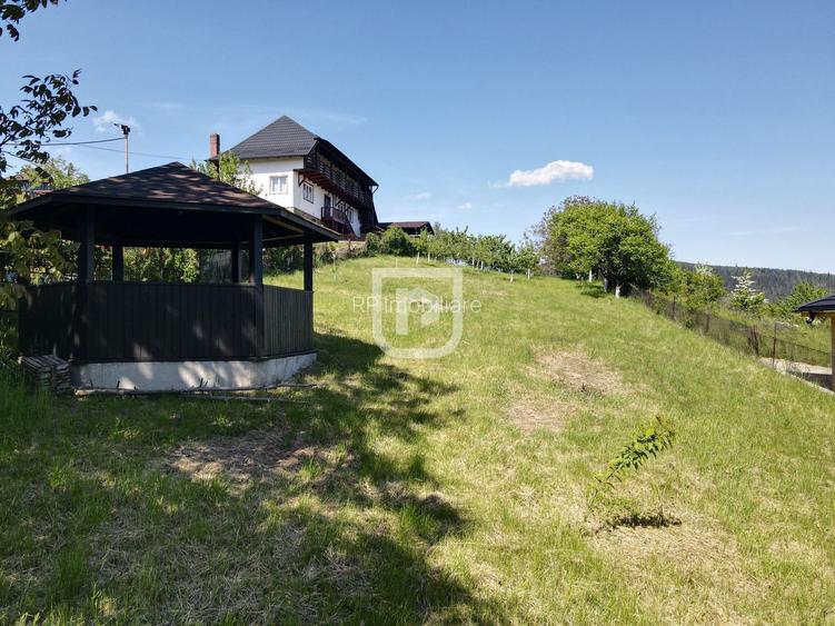Casa bătrânească cu foișor și teren - 3