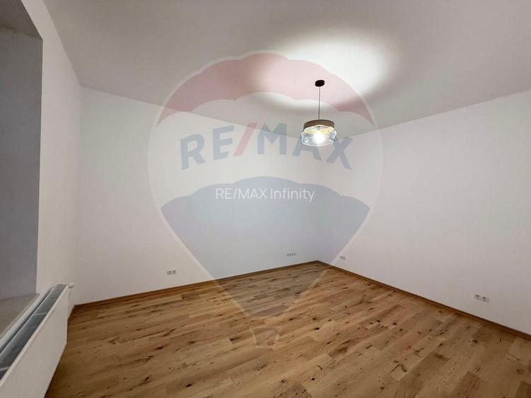 Apartament 4 camere, pe 2 niveluri si curte comuna în Centru - 34