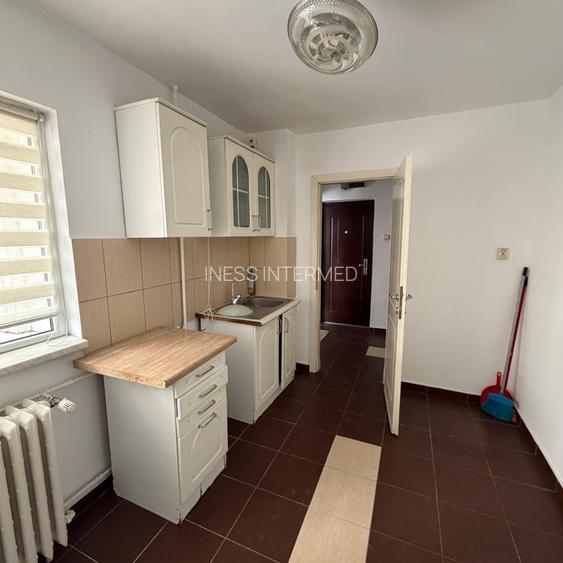 Piata Romana - parter de bloc - nemobilat - constructie 1981 - 6