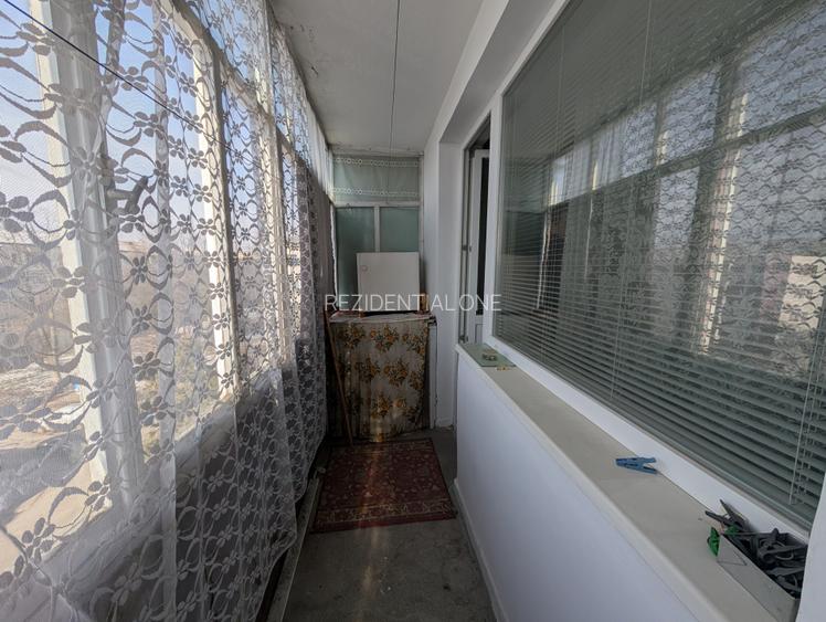 Decomandat, etaj intermediar - 2 camere - spatios - 11