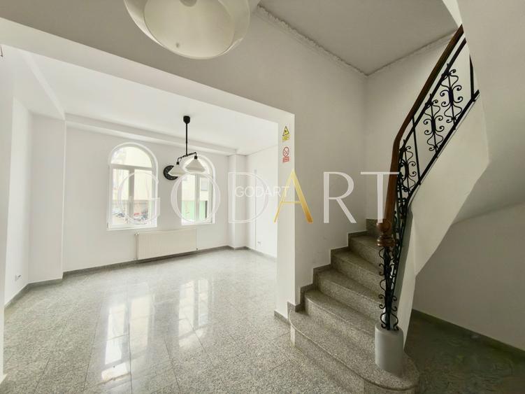 Vila spatioasa | Complet renovată | Central - 2