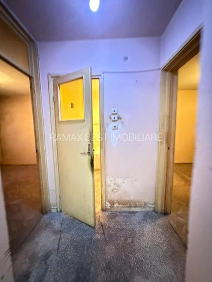 Titan, la 5 minute metrou Costin Georgian, pe intrarea Muncii, bloc 1977 - 5