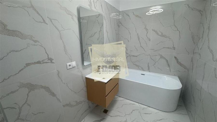 Apartament nou de lux cu 3 camere si garaj zona Centrala - 9
