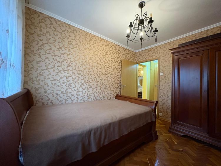 Apartament cu 4 camere de vanzare in zona Mosilor - Eminescu