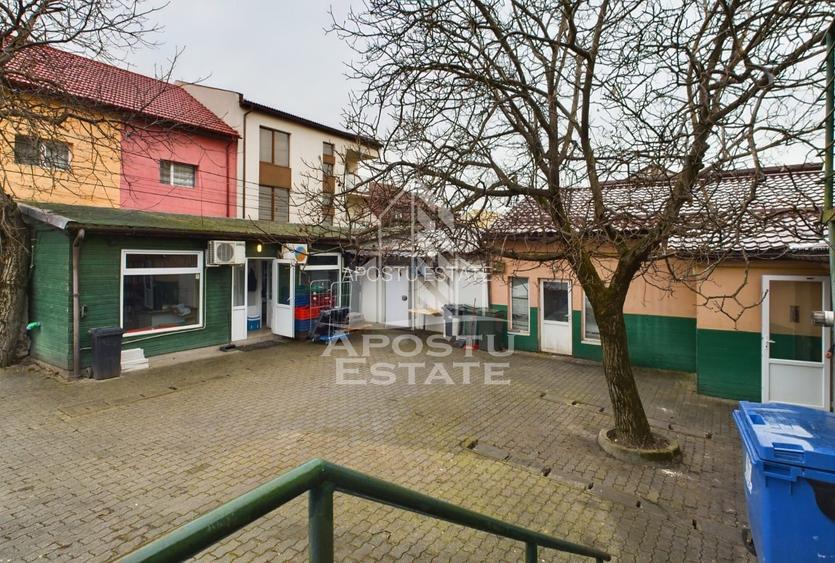 Casa individuala pretabila pentru activitati comerciale,zona Complex - 4