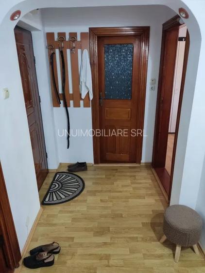 Apartament 3 camere- Zona Sud - etaj 2 - 50 mp  - 64000 euro - 3
