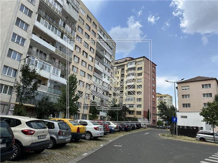 Apartament 3 camere, complet renovat situat intr-o zona buna - 9