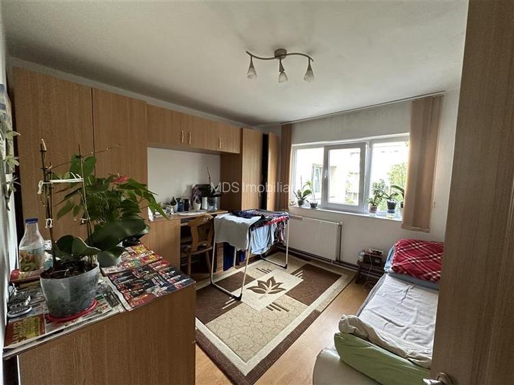 Decomandat etaj intermediar - 13