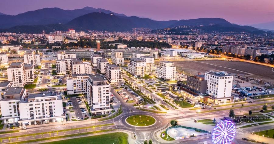 Studio in Kasper Coresi, vedere către aleea pietonală, loc de parcare si boxa - 16