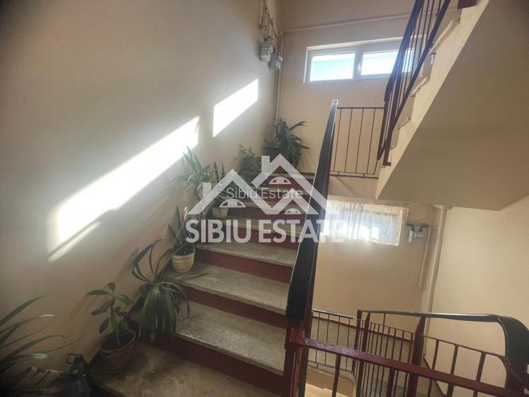 Apartament de vanzare cu 3 camere, decomandat -55 mp. balcon, pivnita - 8