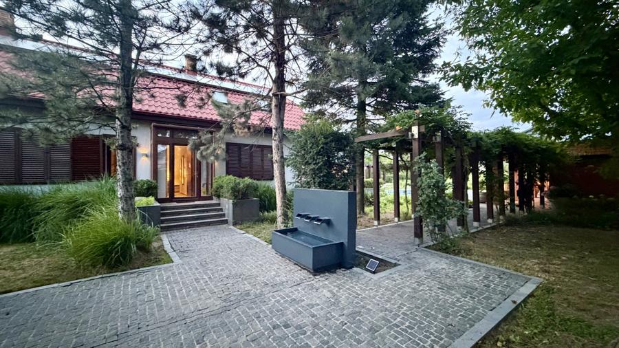 Proprietate exclusivistă cu 7.000 mp teren, piscină și multiple spații adiacente