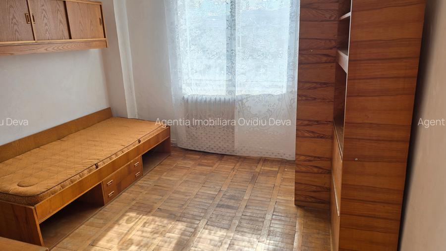 Vand apartament 4 camere decomandat in Deva, 22 Decembrie (Liceul Auto) et. 5 - 6