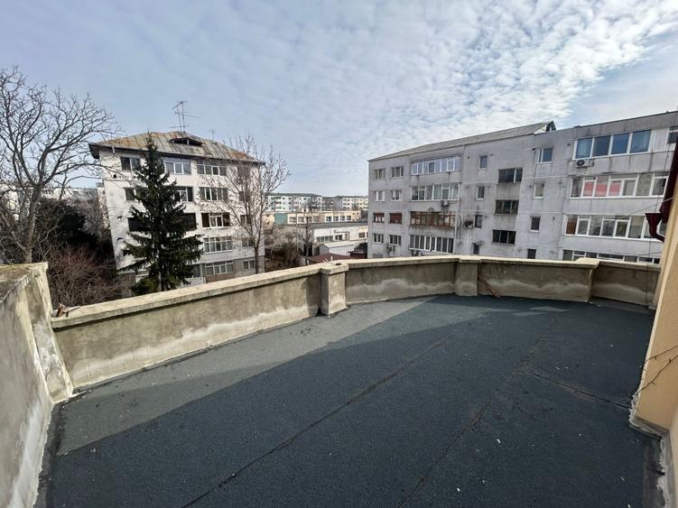 Clădire profesională ~600 mp – structură pe cadre – terasă – curte 250 mp acces