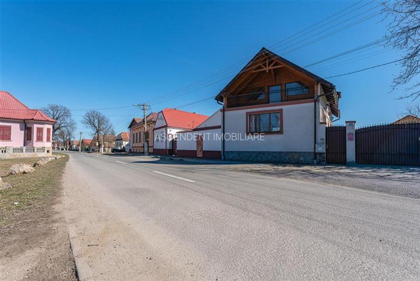 Clasa A, rezidential/ servicii/ investitional, 2.240 mp teren,Central,Halchiu,Br - 33