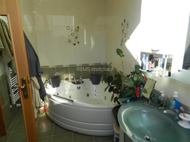 Casa de vanzare, 6 camere, teren 900 mp, Europa - 15