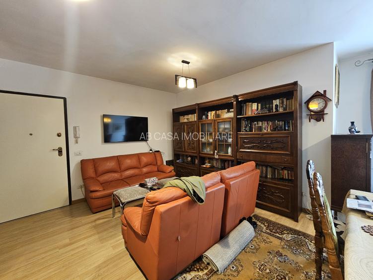 Ap. deosebit 2 cam, et. 3, semidec, cu parcare, Bogdăneștilor, colț cu Mendeleev - 4