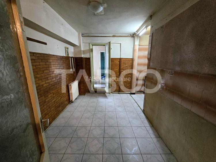 Apartament decomandat 4 camere 4 balcoane 2 bai etaj 1 Central Sibiu - 3