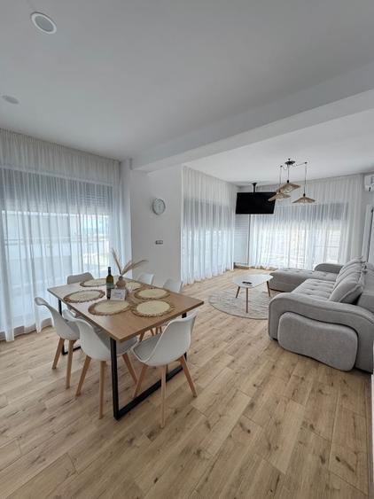 3 camere, 2 băi, vedere la mare, terasă 50m2.