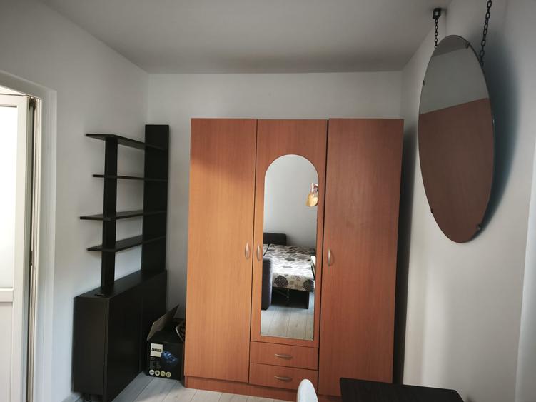 Apartament cu 2 camere, etajul  3/4, zona Podu Ros