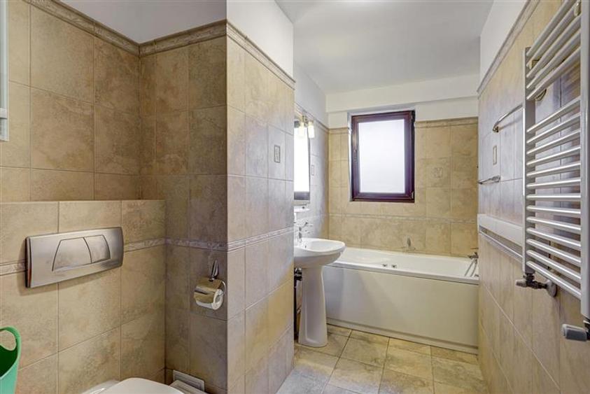 Apartament 4 camere cu gradina 84mp. Parcare.