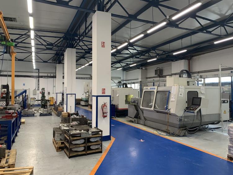 Ansamblu de spatii de productie /depozitare si birouri