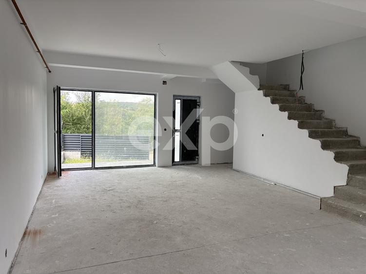 Casă de vânzare într-un triplex I Smeura, strada Olteni I 97.000 euro